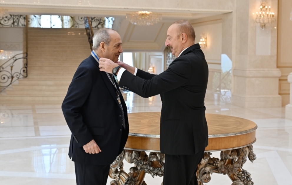 Le président Ilham Aliyev remet l’ordre « Istiqlal » à Rassim Balaïev, Artiste du peuple