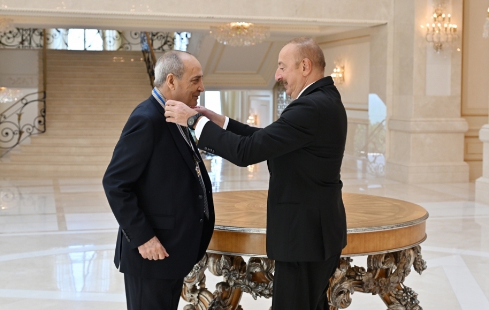 Präsident Ilham Aliyev überreicht Volkskünstler Rasim Balayev Istiglal-Orden