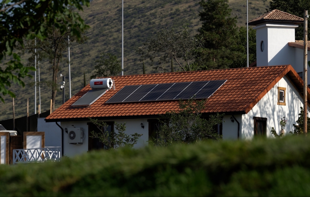 Neue Häuser in Latschin werden mit Solarenergie versorgt