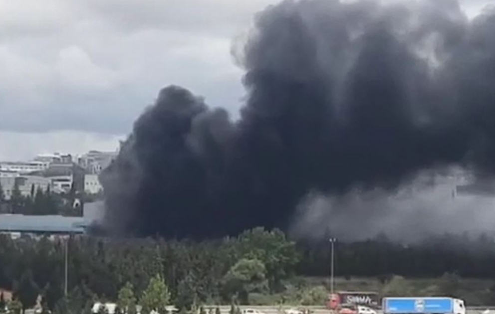 Kocaeli şəhərində böyük marketlərdən birinin deposu yanır