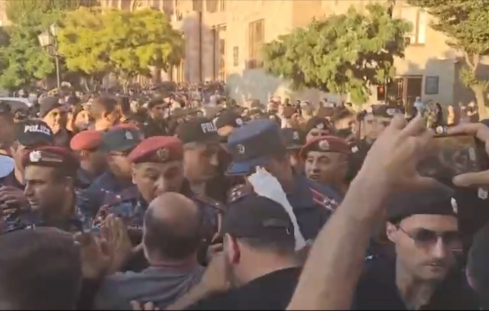 Ermənistanda polis etirazçıları dağıdır