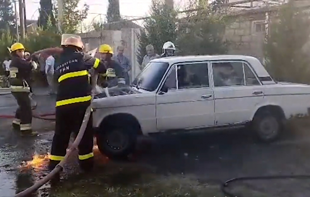 Yevlaxda minik avtomobili yanıb