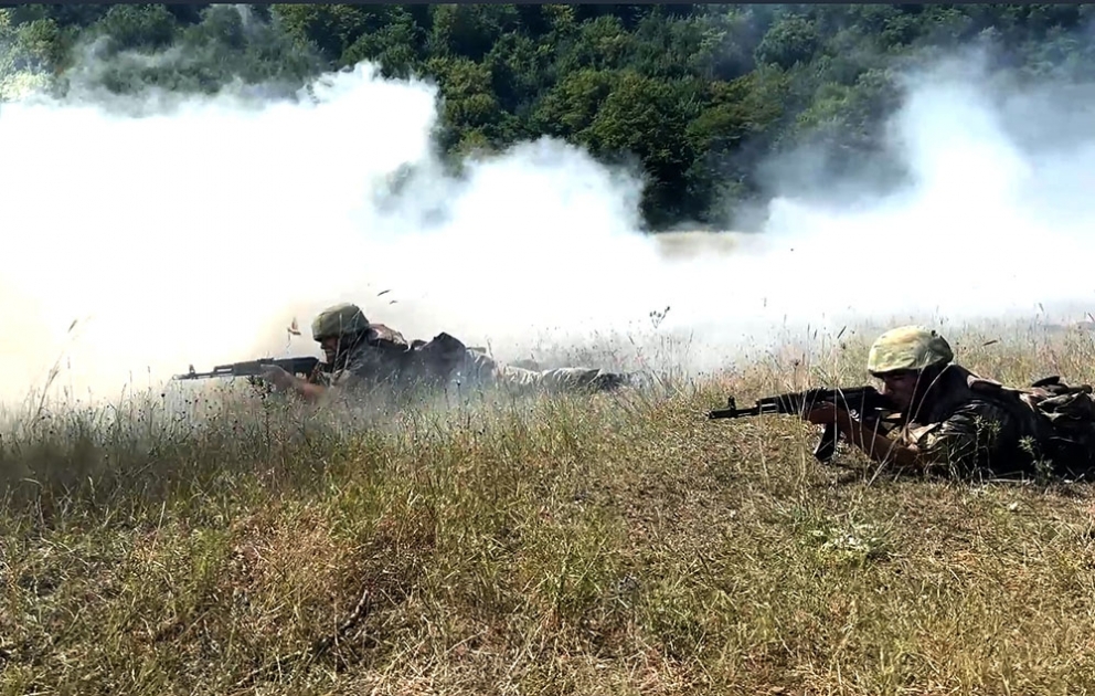 Düşərgə toplanışına cəlb edilən kursantlarla praktiki məşğələlər keçirilir