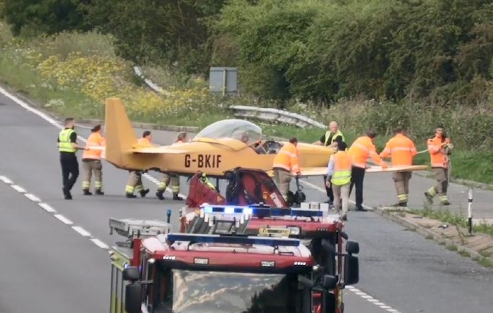 В Британии легкомоторный самолет совершил аварийную посадку на оживленное шоссе
