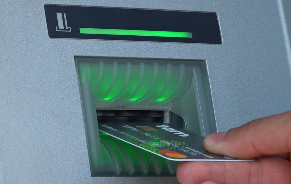 Plastik kartlarla xaricə səfər edənlərin diqqətinə: Limit var