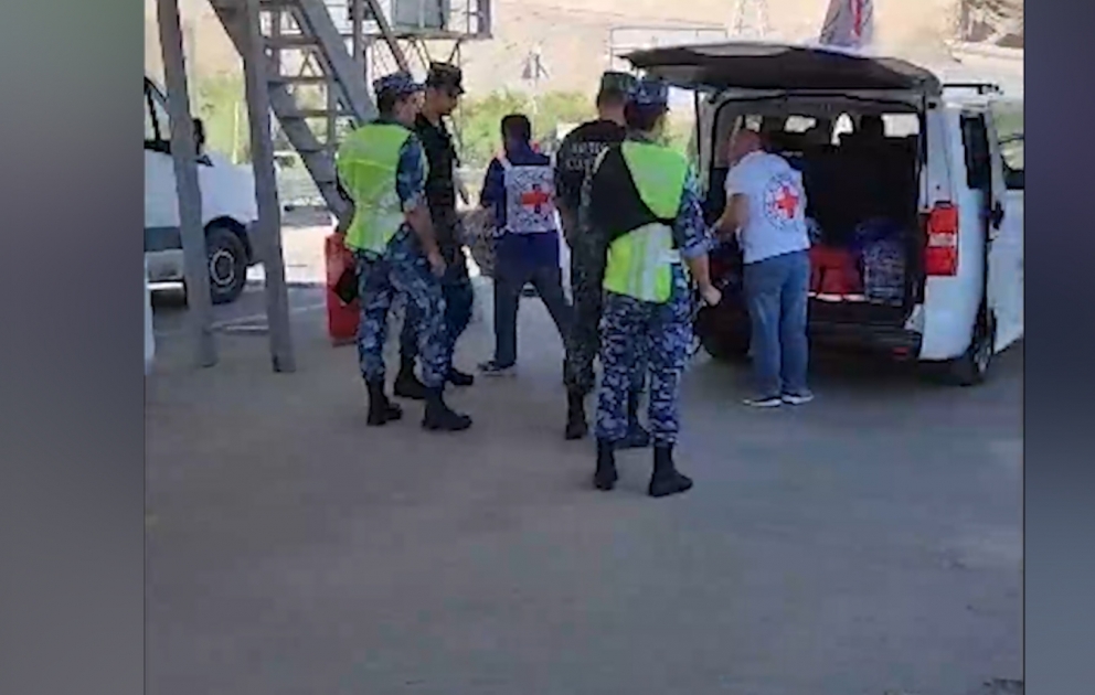 Civilian Armenians pass freely through border checkpoint in Lachin