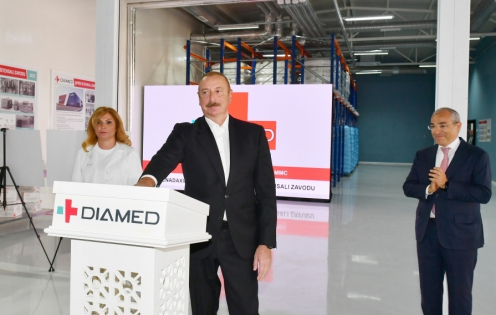 Le président de la République participe à l’inauguration de l’usine de médicaments « Diamed » à Bakou