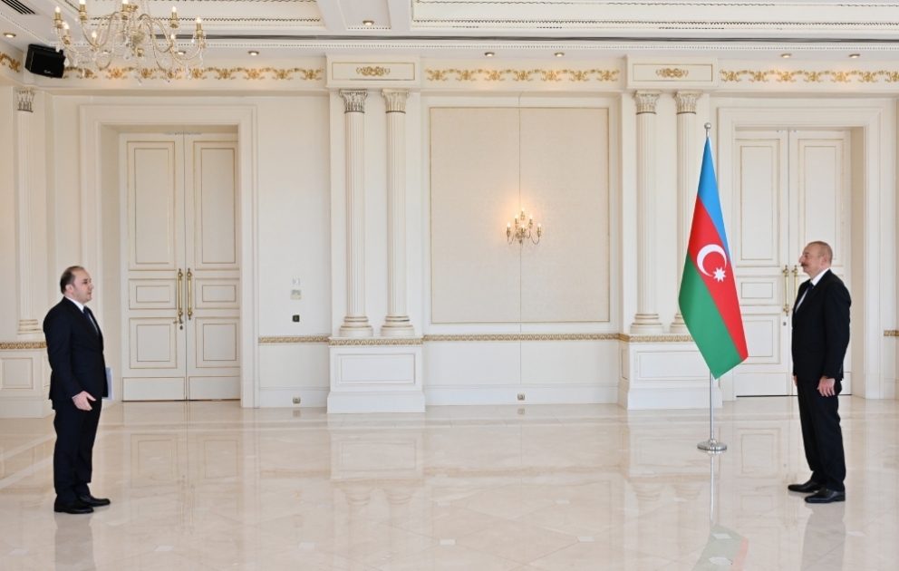 Le président de la République reçoit les lettres de créance du nouvel ambassadeur du Tadjikistan en Azerbaïdjan