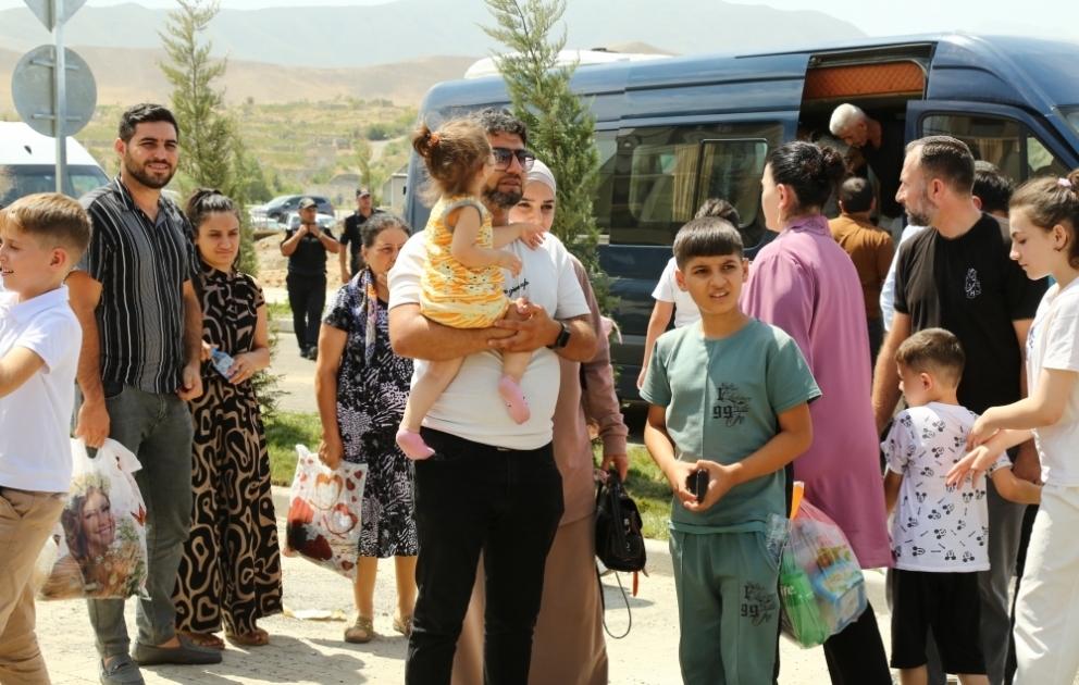Füzuliyə qayıdan 23 ailənin sevinci