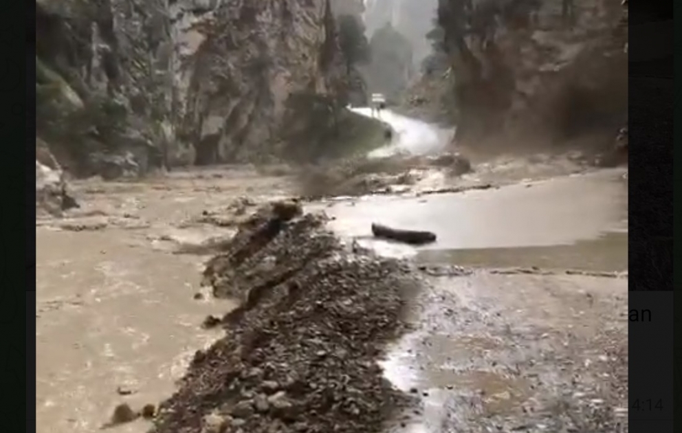 Xınalıq yolu leysandan sonra dağılıb