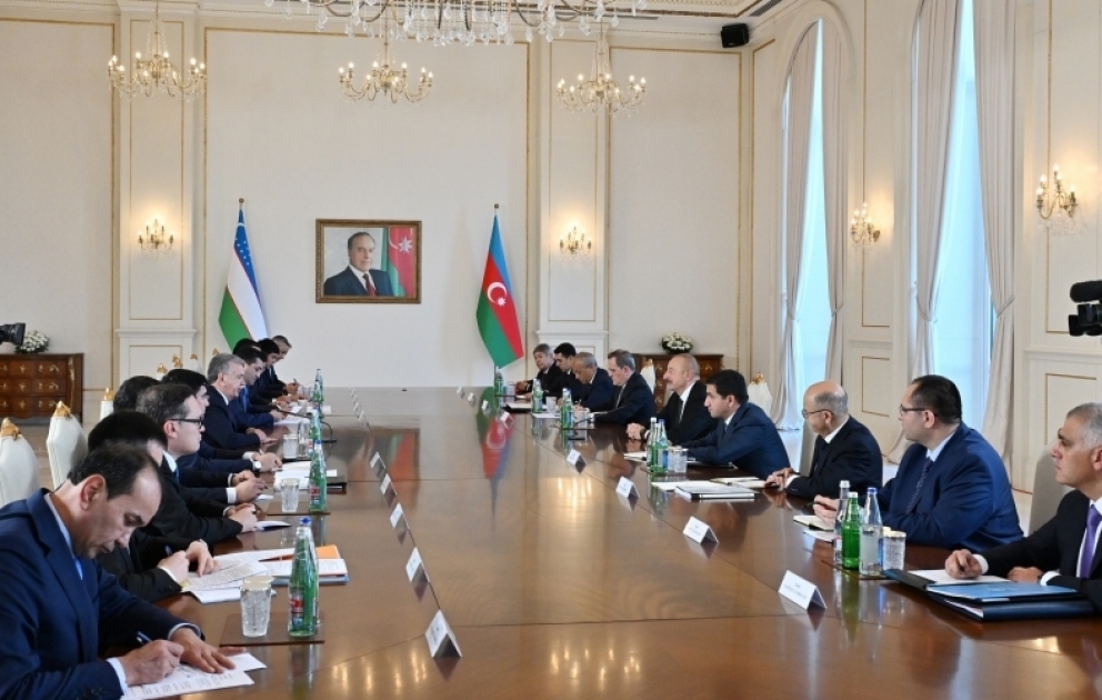 Präsident Ilham Aliyev und Präsident Shavkat Mirziyoyev treffen sich in erweitertem Format