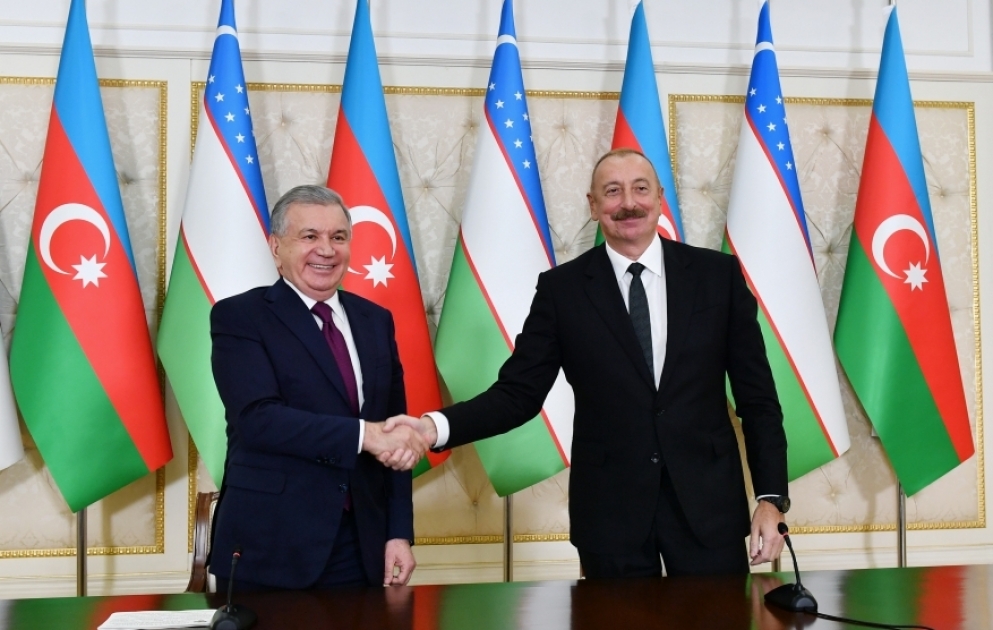 Les présidents azerbaïdjanais et ouzbek font des déclarations à la presse