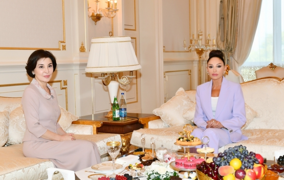 Aserbaidschans First Lady trifft sich mit Usbekistans First Lady