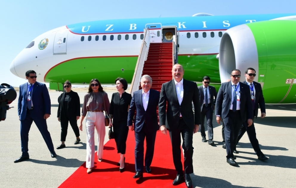 Usbekistans Präsident Shavkat Mirziyoyev reist zum Besuch in den Bezirk Füsuli