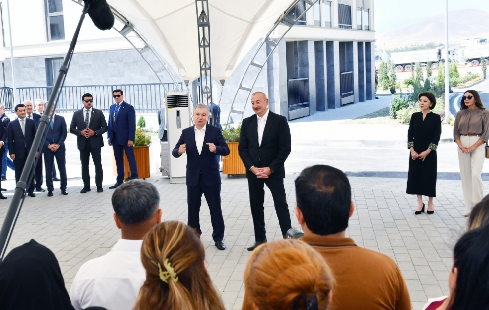 Präsidenten von Aserbaidschan und Usbekistan und ihre Frauen treffen sich mit Bewohnern neuer Wohnanlage in Füsuli