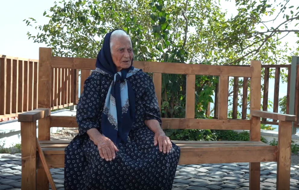 98 yaşlı Nərgiz nənə doğma Laçında
