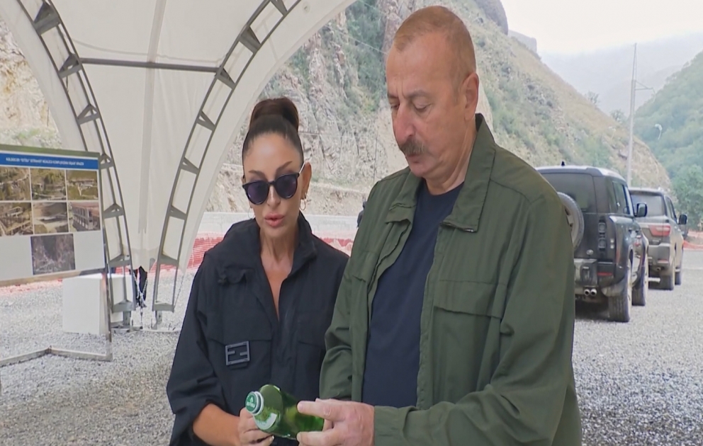 Präsident Ilham Aliyev und First Lady Mehriban Aliyeva besuchen Region Kelbadschar