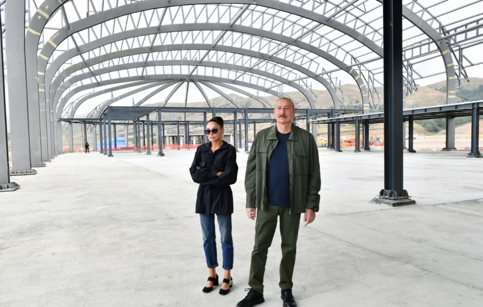 Präsident Ilham Aliyev inspiziert Baufortschritt des internationalen Flughafens Latschin