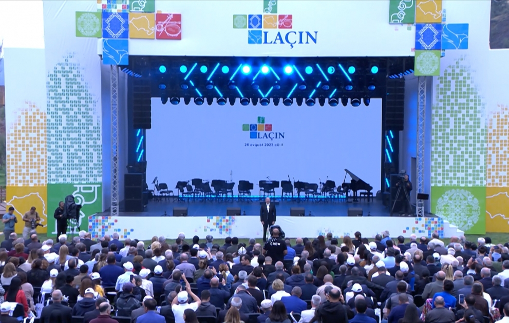 Präsident Ilham Aliyev und First Lady Mehriban Aliyeva nehmen an den Feierlichkeiten zum Latschin-Stadttag am Ufer des Flusses Hakari teil 
Das Staatsoberhaupt hielt eine Rede bei der Veranstaltung