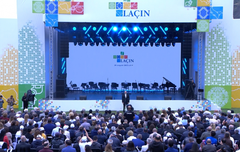 Le président azerbaïdjanais et la première dame participent aux festivités organisées au bord de la rivière Hekeri à l’occasion de la Journée de la ville de Latchine 
Le chef de l’Etat prononce un discours