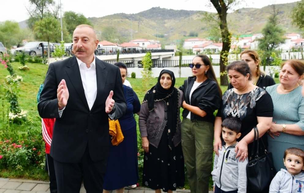 Prezident İlham Əliyev və birinci xanım Mehriban Əliyeva Laçının Zabux kəndində görülmüş işlərlə tanış olublar və sakinlərlə görüşüblər