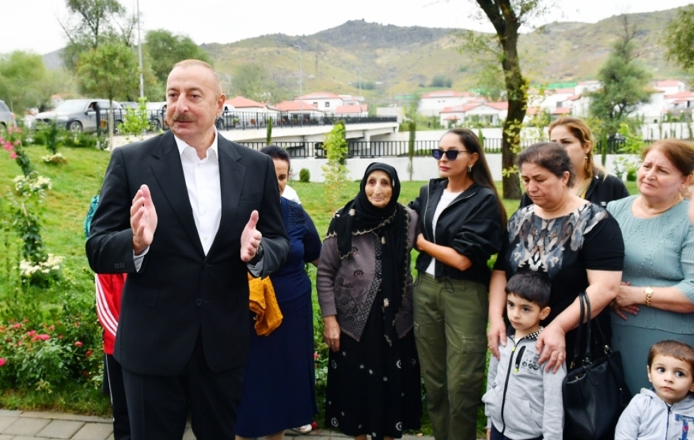Präsident Ilham Aliyev und First Lady Mehriban Aliyeva machen sich mit den Arbeiten im Dorf Zabukh von Latschin vertraut und trefen sich mit Dorfbewohnern