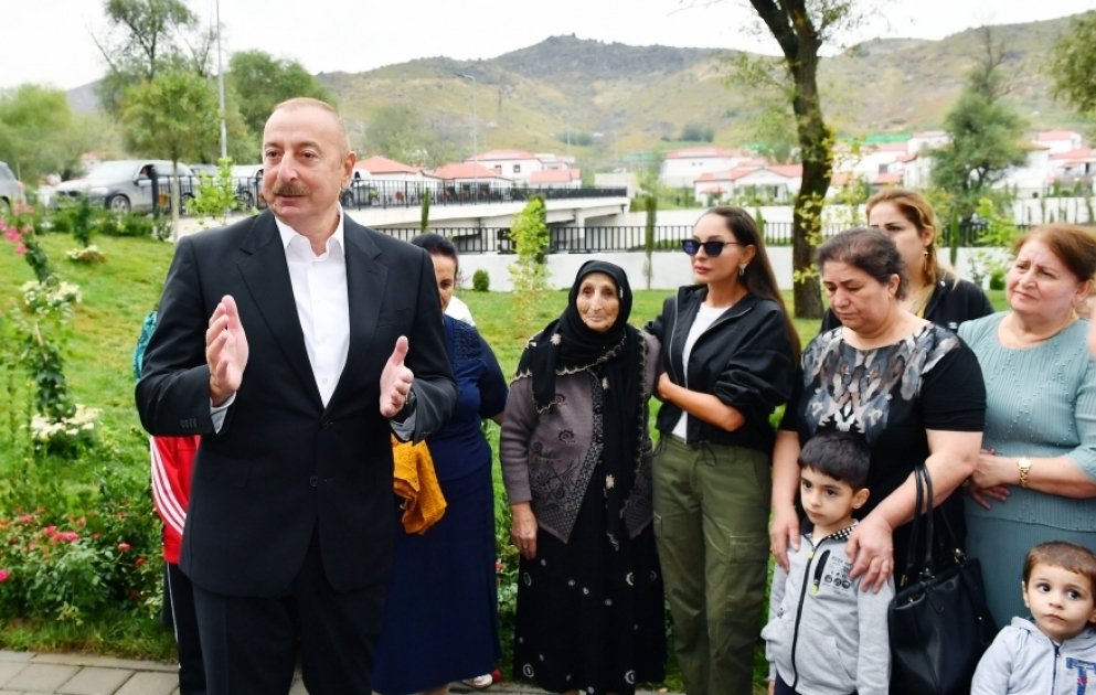 Le président azerbaïdjanais et la première dame rencontrent les habitants du village de Zaboukh de la région de Latchine