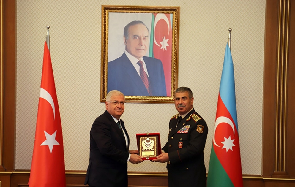 Azərbaycanın müdafiə naziri Türkiyənin milli müdafiə naziri ilə görüşüb