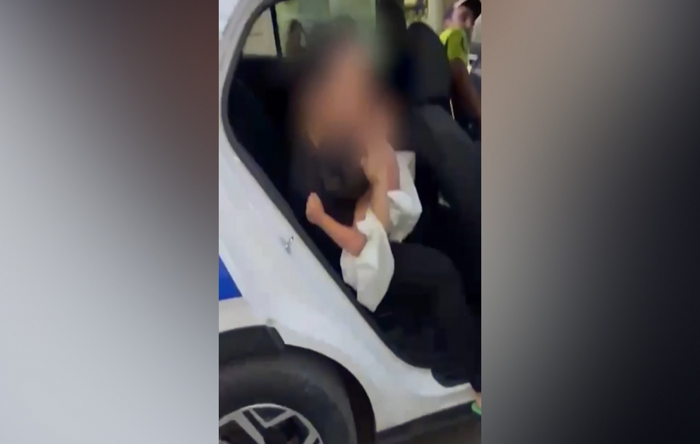Yanan uşağı xəstəxanaya polis çatdırdı