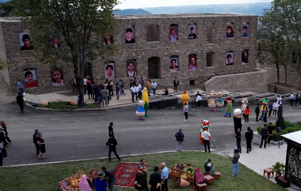 “Şəhər günü” münasibətilə keçirilən bayram tədbirində laçınlı uşaqların fotoları nümayiş olunub