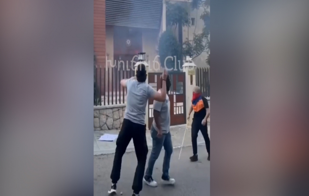 Personen armenischer Herkunft greifen aserbaidschanisches Botschaftsgebäude im Libanon an
