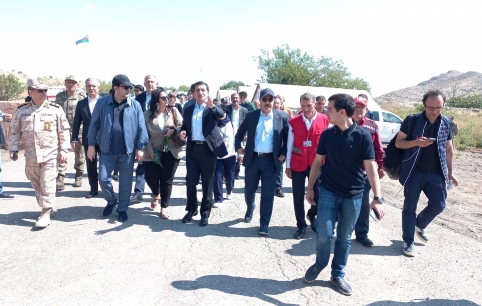 Xarici diplomatlar Ağdam-Xankəndi yolunda Azərbaycan Qızıl Aypara Cəmiyyətinin ərzaq yüklərinin yerləşdiyi məntəqə ilə tanış olublar