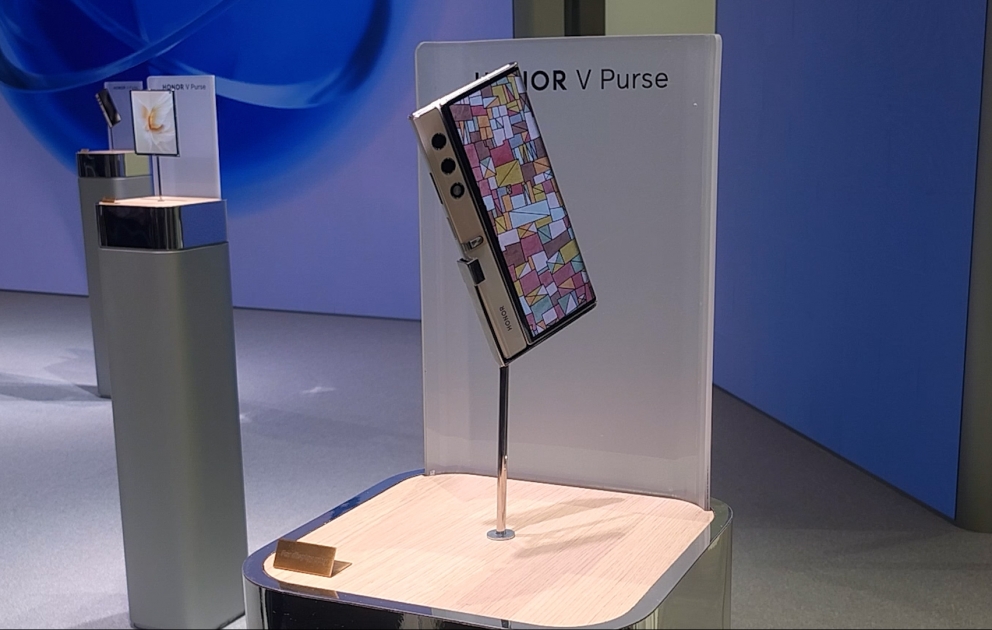 Представлен складной женский смартфон Honor Magic V Purse