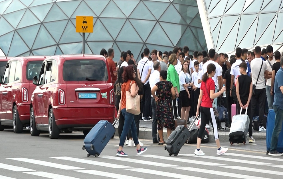 Aeroportda taksi gözləyənlərin diqqətinə