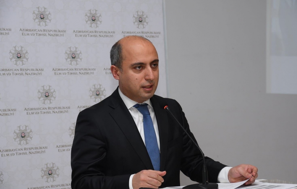 Emin Əmrullayev yeni dərs ili ilə bağlı brifinq keçirir CANLI