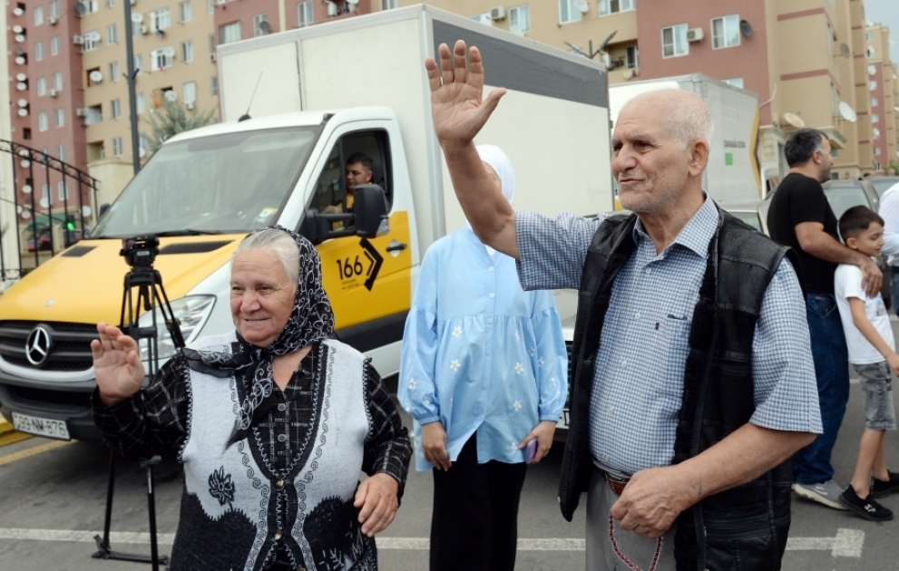 Еще 102 физулинца отправились в родные края