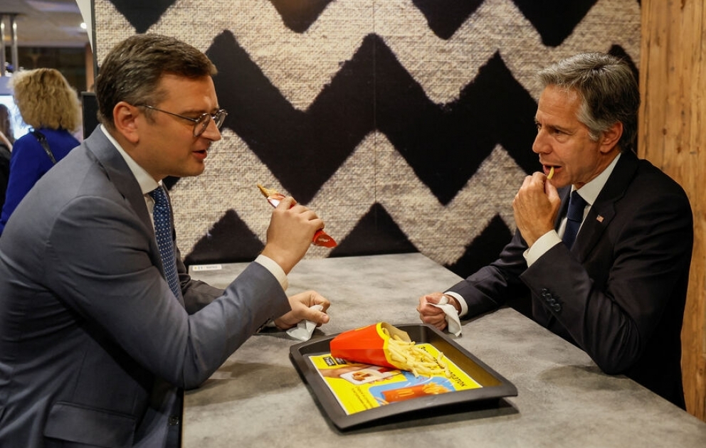 Top diplomats of US, Ukraine grab McDonald's fries to celebrate Kiev chain