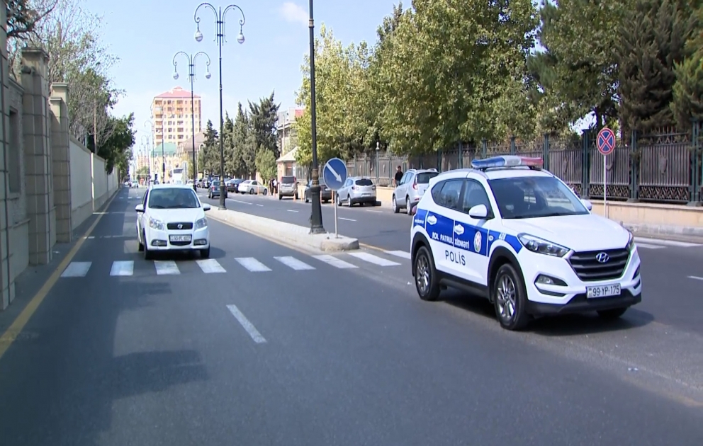 Abşeronda polis əməliyyatı: Sakinlərindən tapança və “Kalaşnikov” avtomatı götürüldü
