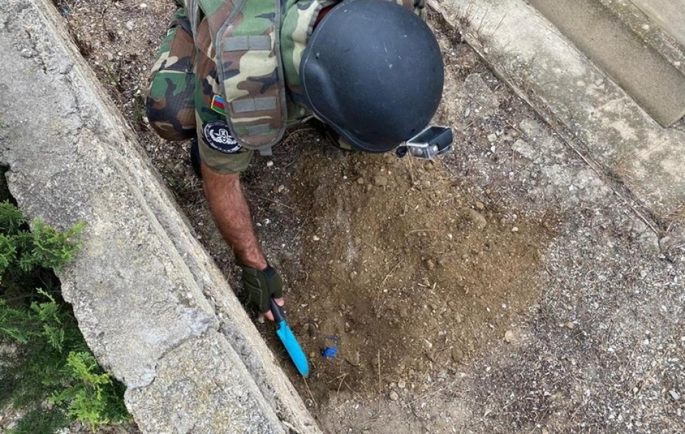 Torpağa basdırılmış tapança və əl qumbarası tapılıb