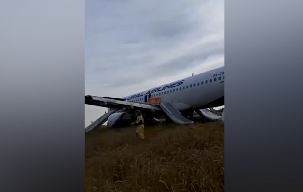 Самолет «Уральских авиалиний» Airbus — A320, выполнявший рейс Сочи - Омск, совершил экстренную посадку в поле под Новосибирском