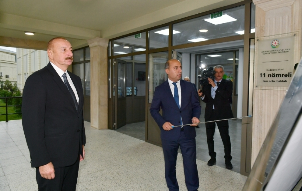 Präsident Ilham Aliyev weiht neues Schulgebäude in der Stadt Khirdalan ein