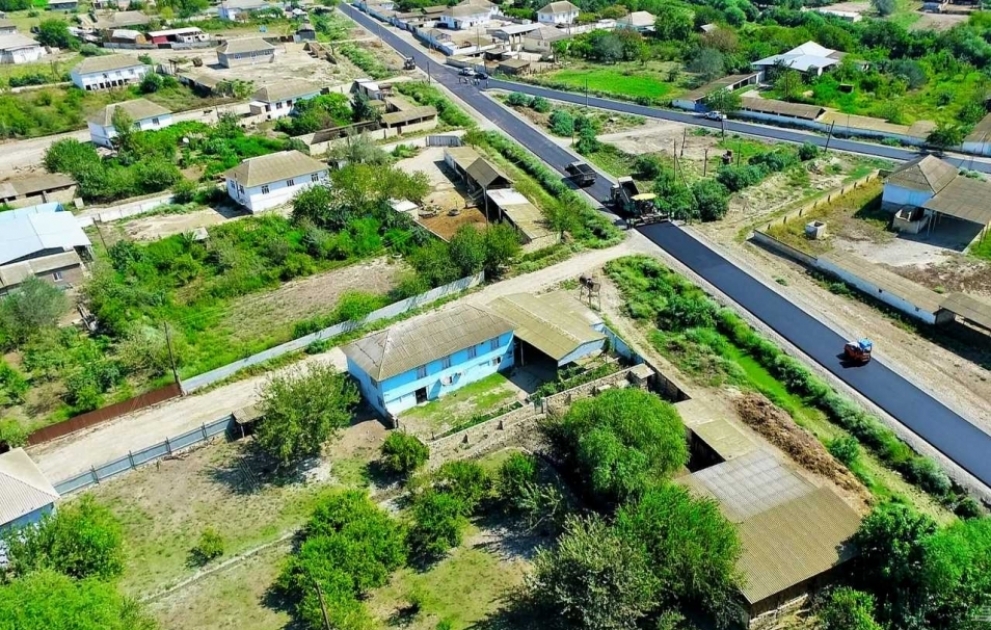 Neftçalada on bir yaşayış məntəqəsinin yolları yenidən qurulur
