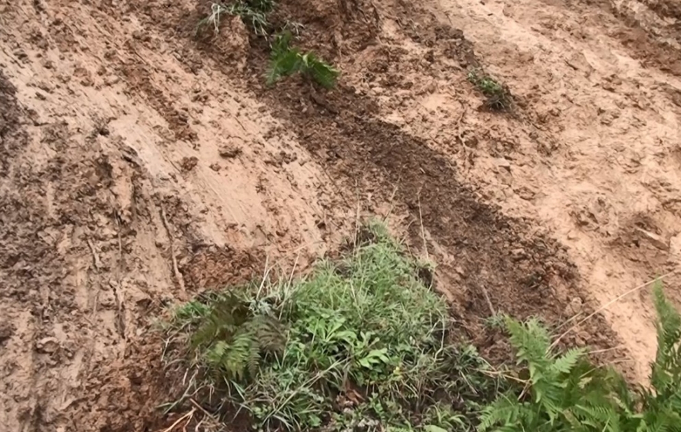 Oğuzda torpaq sürüşməsi olub