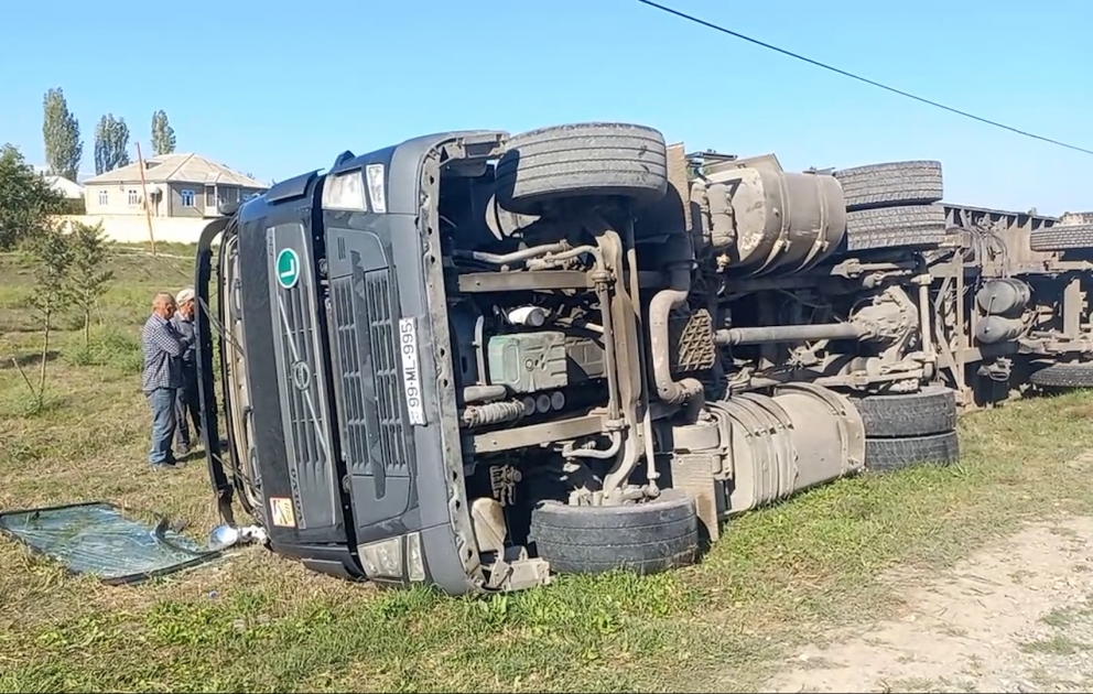 Xaçmazda yük maşını aşdı