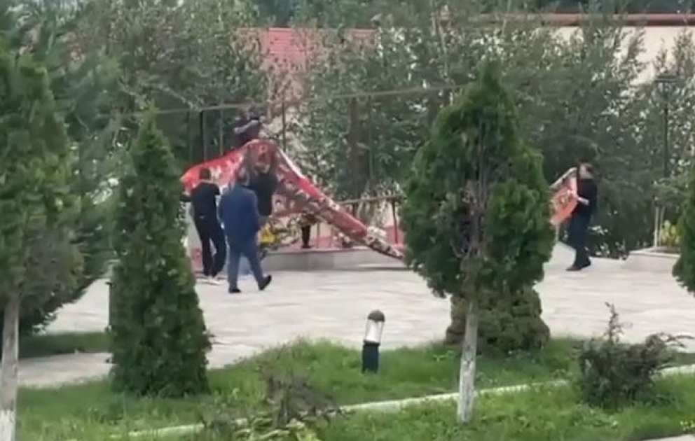 В Ханкенди демонтируют стенд с фотографиями армянских террористов