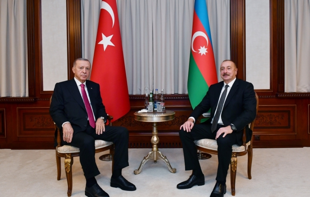 Präsident Ilham Aliyev und Präsident Recep Tayyip Erdogan reden unter vier Augen in Nachitschewan