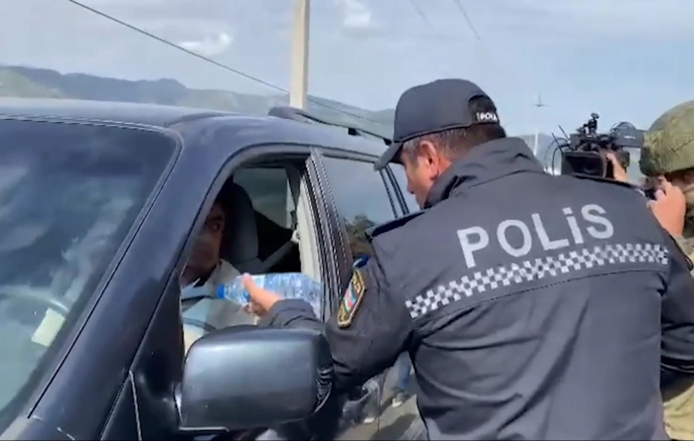 Azərbaycan polisi tıxacda qalan erməniəsilli sakinlərə su paylayıb