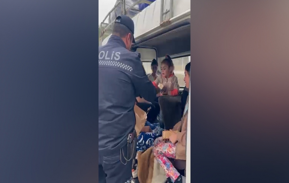 Azərbaycan polisi Qarabağı tərk edən erməni sakinlərə qida paylayır