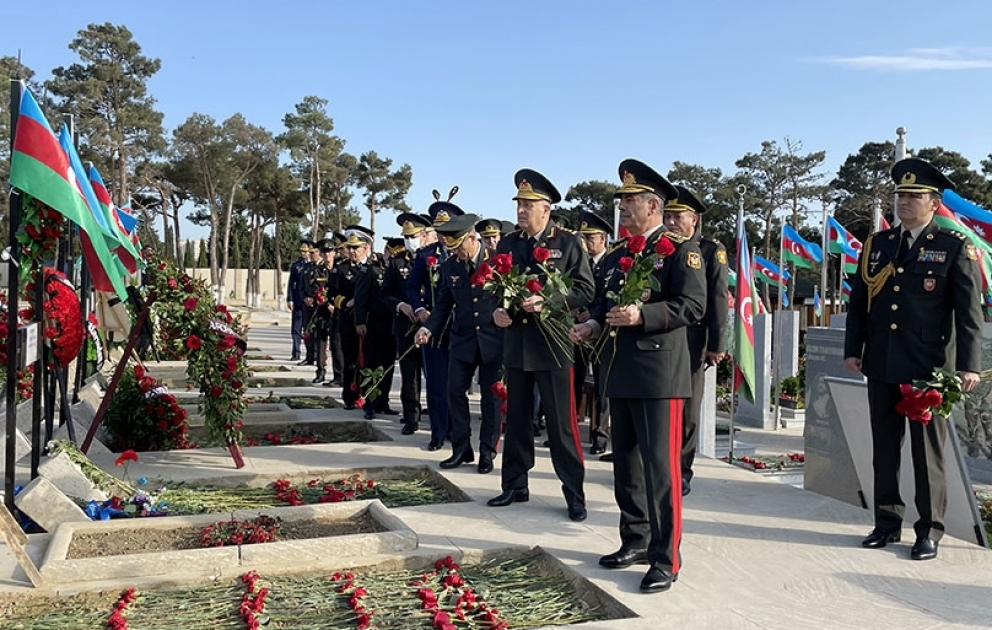 Müdafiə Nazirliyinin rəhbər heyəti Anım Günündə şəhidlərimizin məzarlarını ziyarət edib