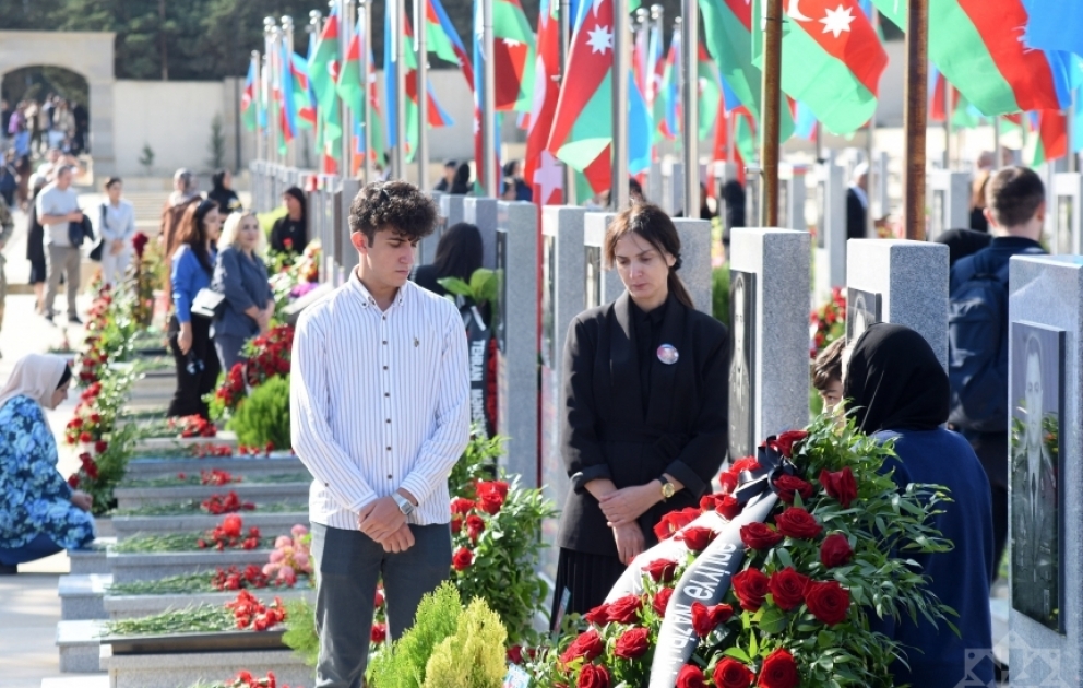 Azərbaycan xalqı şəhidlərinin xatirəsini anır